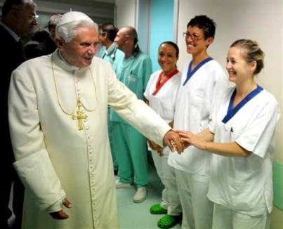 Catholic News - Pope Benedict XVI thanks staff as he leaves hospital with a broken wrist