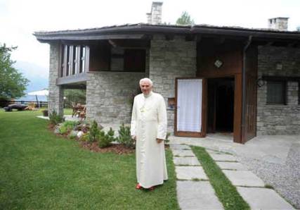 Catholic News - Pope Benedict XVI returns to his Alpine chalet after his right wrist was set in a cast