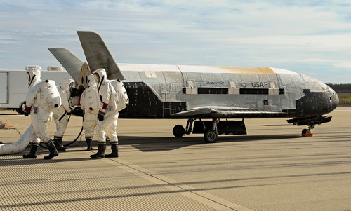 My bay vũ trụ X-37B, một trong cc dự n kh ti khng gian b ẩn của Mỹ. Ảnh: USAF.