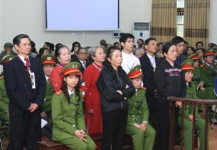 http://www.rfa.org/vietnamese/in_depth/thai-ha-catholic-believers-are-to-appeal-to-upper-courts-12222008123549.html/81208bentrongtoaan305.jpg